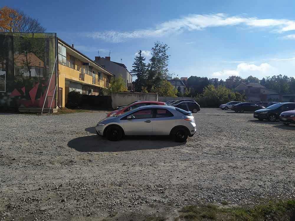 Jest przetarg na parking przy pl. Króla Zygmunta Starego - foto: grodzisk.pl