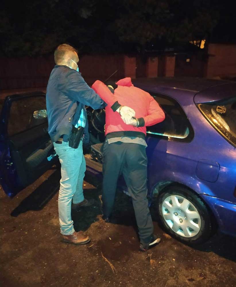 Zatrzymany za kradzież auta i pieniędzy - foto: Komenda Powiatowa Policji w Pruszkowie
