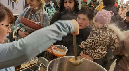 Gotują zupę dla ukraińskich uchodźców i rozdają na warszawskich dworcach. Wspomóż zbiórkę pieniędzy na produkty - Grodzisk News