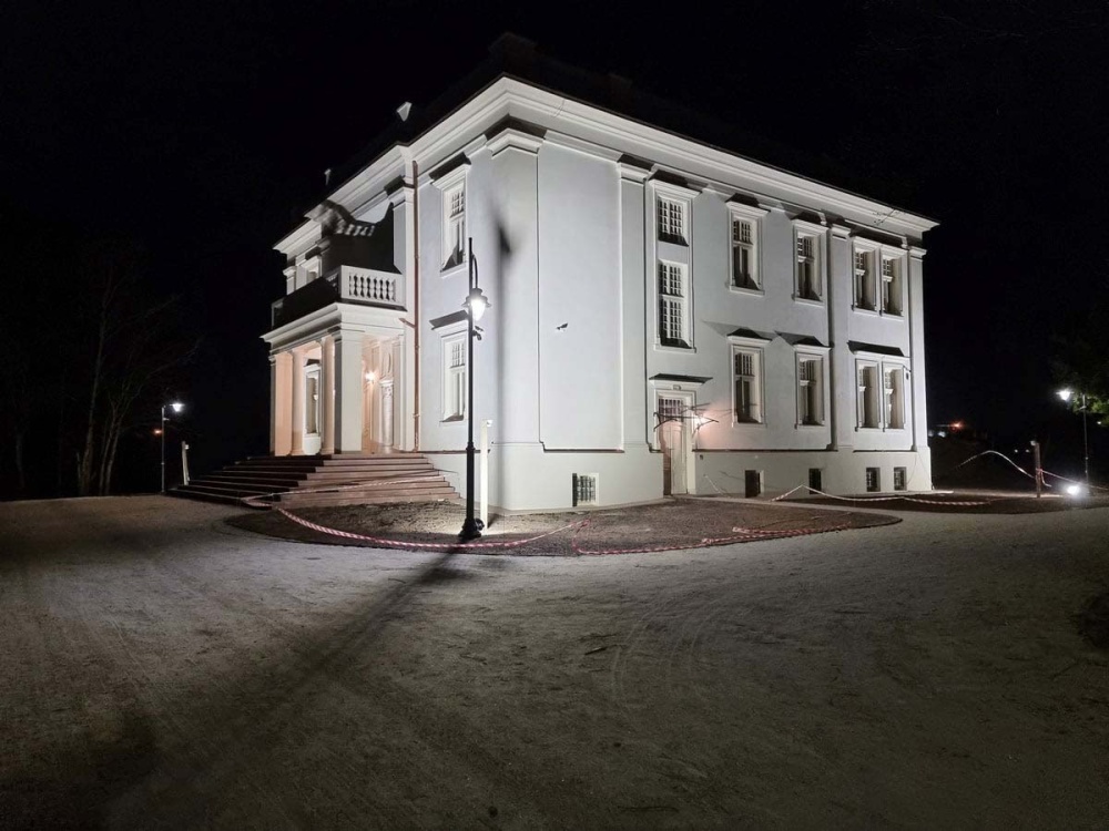 Renowacja zabytkowego pałacu w Brwinowie zakończona, choć z perturbacjami [FOTO] - foto: Facebook/Burmistrz Arkadiusz Kosiński