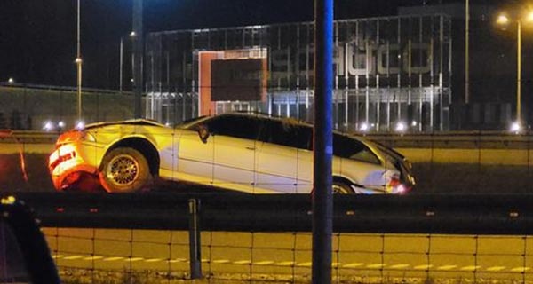 Nocna kolizja w Siestrzeni, auto uderzyło w bariery energochłonne [FOTO] - foto: Czytelnik Kamil