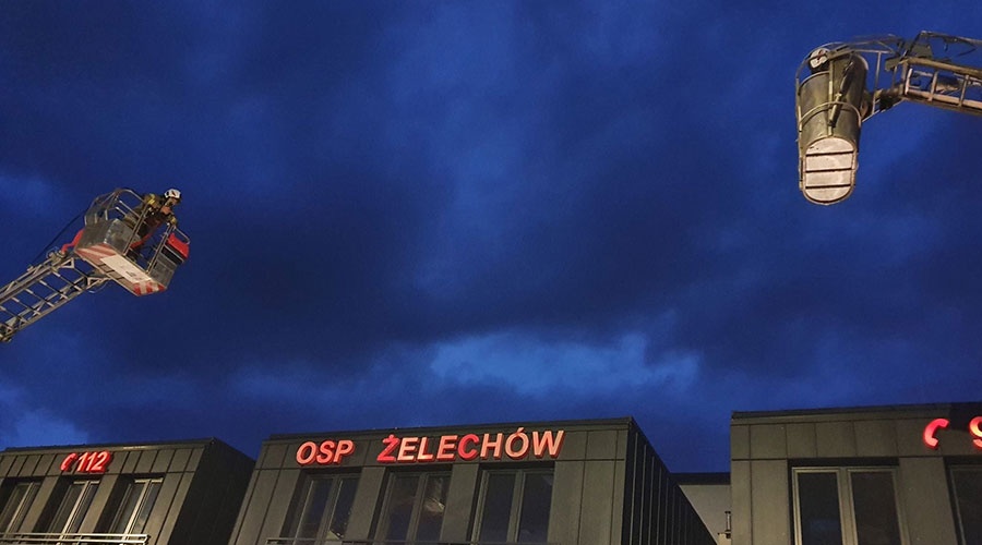 Pierwsza drabina mechaniczna w historii OSP Żelechów. Przywitanie wozu z fajerwerkami [FOTO] - foto: 