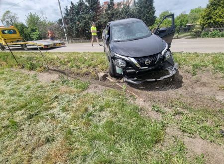 Kolizja w Książenicach. Samochód uderzył w ogrodzenie - Grodzisk News