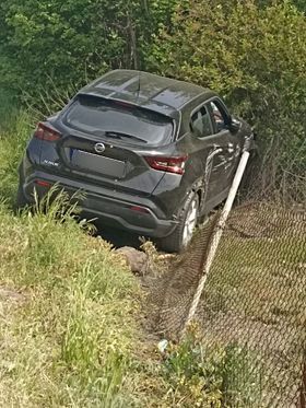 Kolizja w Książenicach. Samochód uderzył w ogrodzenie - Grodzisk News