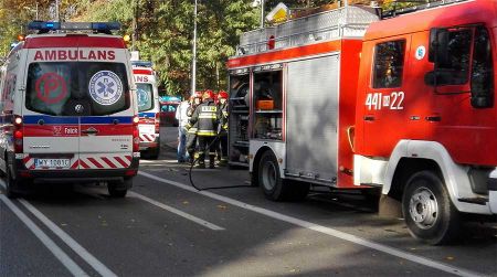 Interwencja służb w Milanówku. Strażacy wchodzili do mieszkania przez okno - Grodzisk News