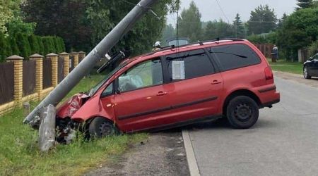 Poranna kolizja w Żelechowie. Nietrzeźwy kierowca uderzył w słup [FOTO] - Grodzisk News
