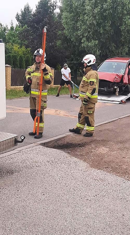 Poranna kolizja w Żelechowie. Nietrzeźwy kierowca uderzył w słup [FOTO] - foto: Facebook/OSP Żelechów