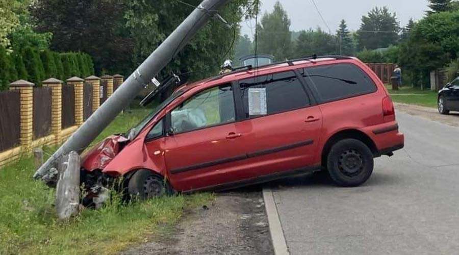 Poranna kolizja w Żelechowie. Nietrzeźwy kierowca uderzył w słup [FOTO] - foto: Facebook/OSP Żelechów