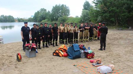 Policjanci i strażacy ćwiczyli na „żwirowni” w Sokołowie. Zobacz zdjęcia - Grodzisk News