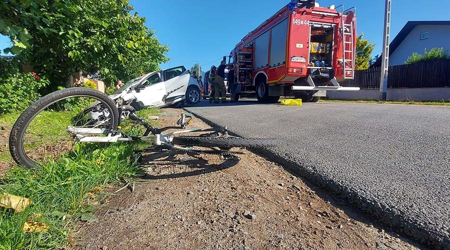 Poranne zderzenie osobówki z rowerzystą. Dwie osoby w szpitalu - foto: Facebook/OSP Żelechów