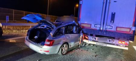 Zdjęcia z środowego wypadku na A2. Karoseria skody zmiażdżona - Grodzisk News