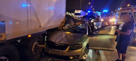 Zdjęcia z środowego wypadku na A2. Karoseria skody zmiażdżona - Grodzisk News
