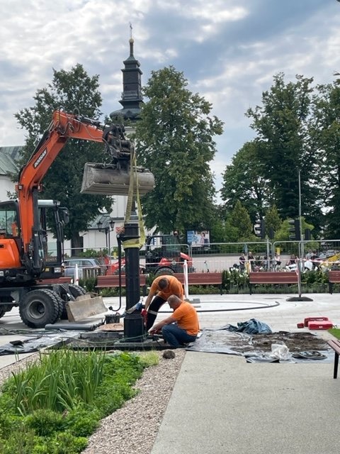 Historyczna pompa wróciła na plac Wolności - foto: Facebook/Grodzisk Mazowiecki