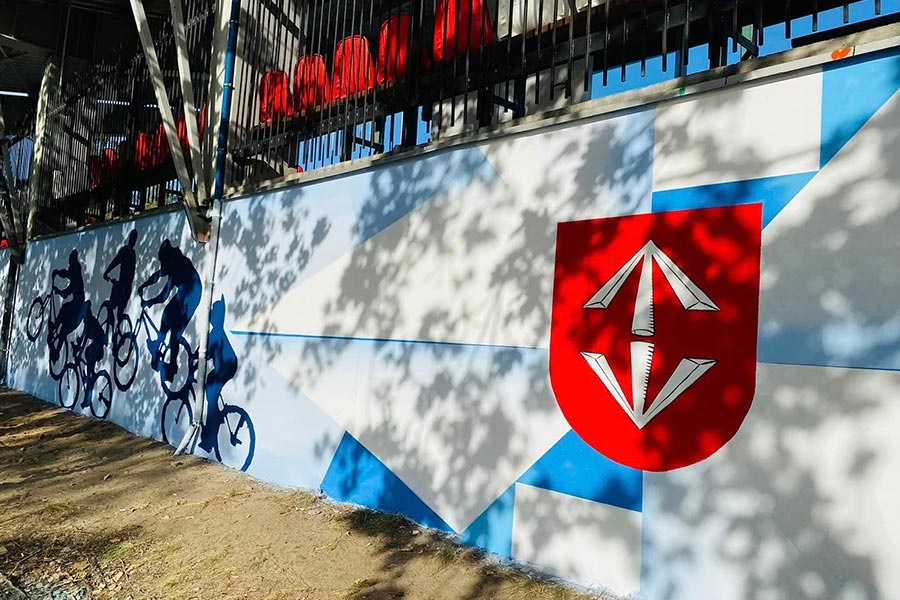 Najdłuższy grodziski mural na ścianach stadionu Pogoni. Tak wygląda - foto: Facebook/Urząd Gminy Grodzisk Maz.