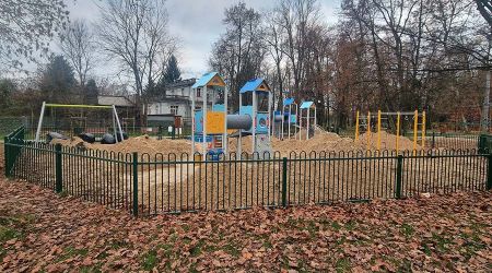 Nowe oblicze placu zabaw w brwinowskim parku miejskim prawie gotowe - Grodzisk News