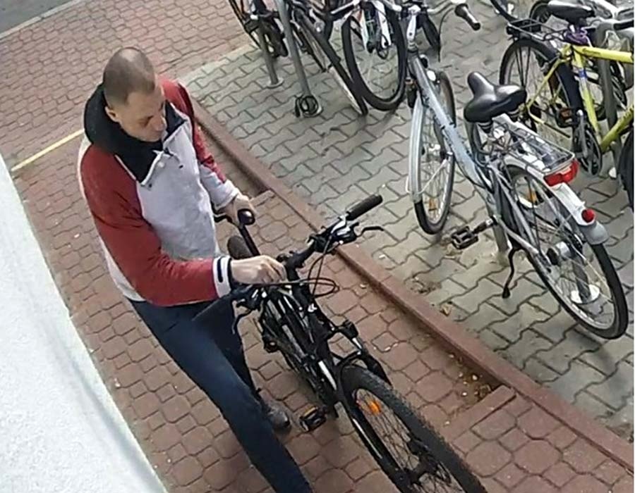 Rozpoznajesz tego mężczyznę? Może mieć związek z kradzieżami rowerów - foto: KPP Pruszków