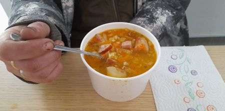 Gorąca zupa dla potrzebujących na brwinowskim targowisku - Grodzisk News