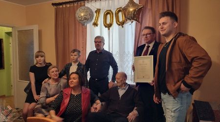 Moc gratulacji i kosz słodkości dla grodziskiego 100-latka [FOTO] - Grodzisk News