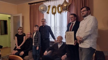Moc gratulacji i kosz słodkości dla grodziskiego 100-latka [FOTO] - Grodzisk News