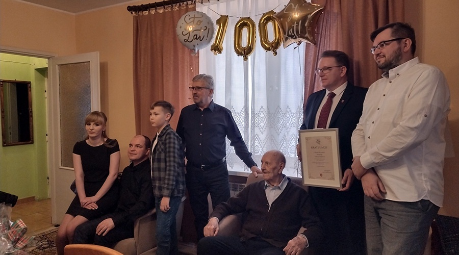 Moc gratulacji i kosz słodkości dla grodziskiego 100-latka [FOTO] - foto: Facebook/Urząd Gminy Grodzisk Maz.