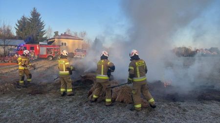 Pożar słomy w miejscowości Kaleń. Cztery zastępy w akcji - Grodzisk News