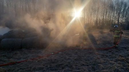 Pożar słomy w miejscowości Kaleń. Cztery zastępy w akcji - Grodzisk News