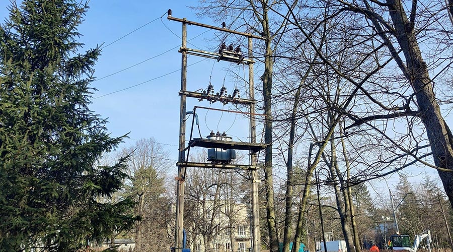 Prace energetyczne przy Podkowie Leśnej Głównej. Likwidują stary transformator - foto: Facebook/Burmistrz Artur Tusiński