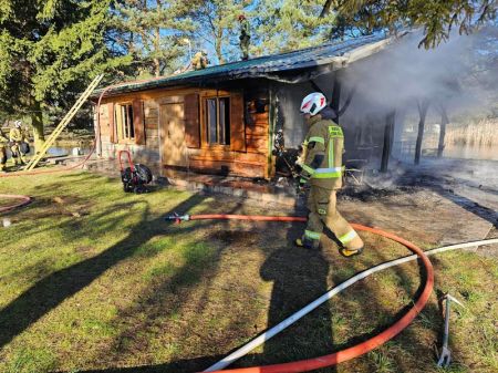 Tak wyglądała akcja gaszenia pożaru  domu w  Osowcu. Zobacz zdjęcia - Grodzisk News