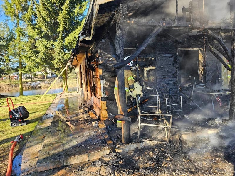 Tak wyglądała akcja gaszenia pożaru  domu w  Osowcu. Zobacz zdjęcia - foto: Facebook/OSP Żelechów
