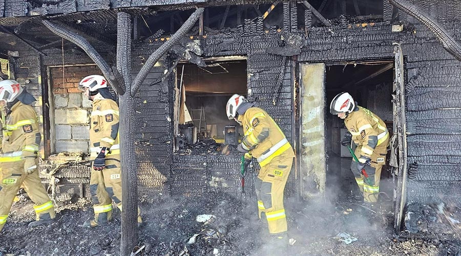 Tak wyglądała akcja gaszenia pożaru  domu w  Osowcu. Zobacz zdjęcia - foto: Facebook/OSP Żelechów