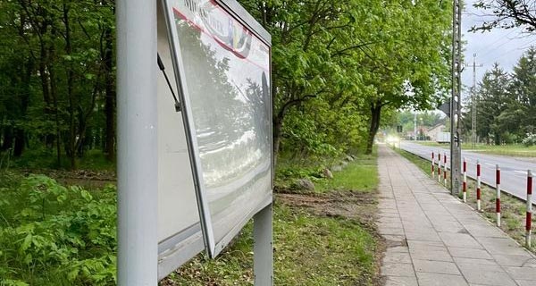 Akt wandalizmu w Milanówku. „Nieznany sprawca uszkodził gablotę informacyjną w parku” - foto: Facebook/Urząd Miasta Milanówka
