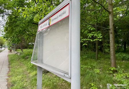 Akt wandalizmu w Milanówku. „Nie znany sprawca uszkodził gablotę informacyjną w parku” - Grodzisk News
