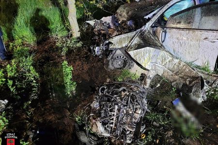 Wieczorna kolizja w Milęcinie, kierowca osobówki uderzył w drzewo - Grodzisk News