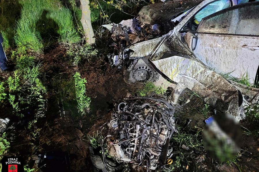 Wieczorna kolizja w Milęcinie, kierowca osobówki uderzył w drzewo - foto: Facebook/OSP Brwinów