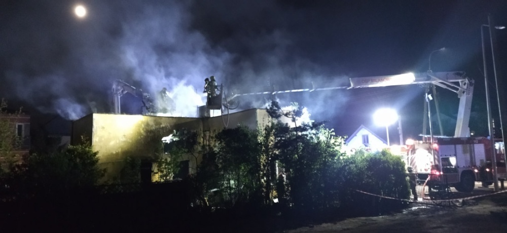 Wieczorny pożar w Grodzisku. „Prawdopodobnie doszło do eksplozji” - foto: KP PSP Grodzisk Mazowiecki