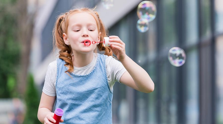 Dlaczego zabawy sensoryczne, takie jak bańki mydlane i slime, są ważne dla rozwoju dziecka? - Grodzisk News