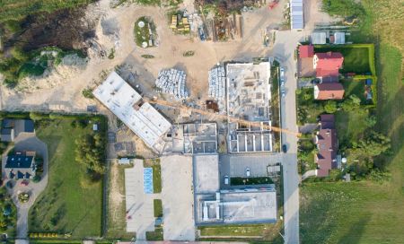 Rozbudowa szkoły w Szczęsnem idzie pełną parą. Zobacz zdjęcia z lotu ptaka - Grodzisk News