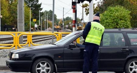 Grodziscy policjanci sprawdzali zachowanie mieszkańców na przejazdach WKD - Grodzisk News
