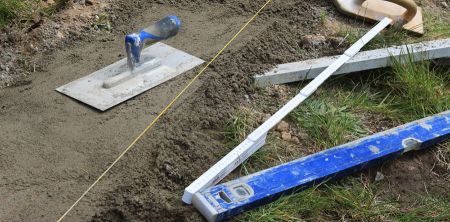 Jak wykonać fundament pod ogrodzenie z bloczków betonowych – wskazówki - Grodzisk News