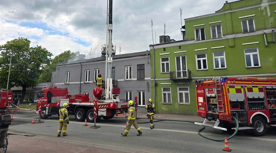 Pożar budynku na Sienkiewicza zablokował ruch na drodze 719 - Grodzisk News