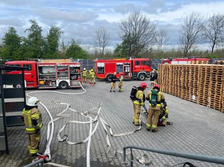 Pożar magazynu i ewakuacja w Urszulinie. Tak ćwiczyli grodziscy strażacy [FOTO] - Grodzisk News